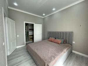 een slaapkamer met een bed en een kast bij Sat City Deluxe in Astana