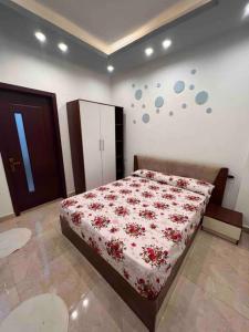 - une chambre dotée d'un lit avec une couverture rouge et blanche dans l'établissement Cozy Stylish Studio with workspace, à Assouan