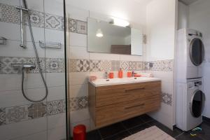 Koupelna v ubytování L'Anse Plage appartement 2 chambres avec spa à 200 m de la plage, jardin Privé et Parking + 20 fotografií