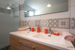 Vannituba majutusasutuses L'Anse Plage appartement 2 chambres avec spa à 200 m de la plage, jardin Privé et Parking