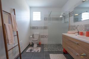 Vannituba majutusasutuses L'Anse Plage appartement 2 chambres avec spa à 200 m de la plage, jardin Privé et Parking
