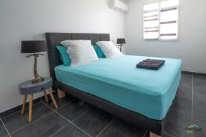Voodi või voodid majutusasutuse L'Anse Plage appartement 2 chambres avec spa à 200 m de la plage, jardin Privé et Parking toas