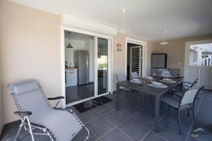 Foto sihtkohas Les Trois-Îlets asuva majutusasutuse L'Anse Plage appartement 2 chambres avec spa à 200 m de la plage, jardin Privé et Parking galeriist