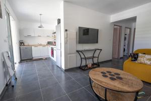 Köök või kööginurk majutusasutuses L'Anse Plage appartement 2 chambres avec spa à 200 m de la plage, jardin Privé et Parking