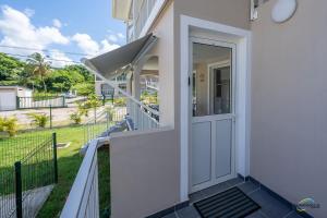 Rõdu või terrass majutusasutuses L'Anse Plage appartement 2 chambres avec spa à 200 m de la plage, jardin Privé et Parking