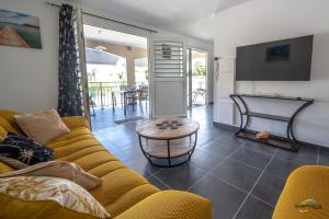 Televiisor ja/või meelelahutuskeskus majutusasutuses L'Anse Plage appartement 2 chambres avec spa à 200 m de la plage, jardin Privé et Parking