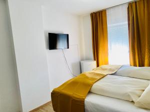 1 dormitorio con 1 cama con cortina amarilla en Hotel SuvaNa, 