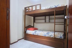 1 dormitorio con 2 literas en una habitación en A 100 m Praia do Forte Cabo Frio, 2 quartos, ar condicionado,cozinha completa!, en Cabo Frío