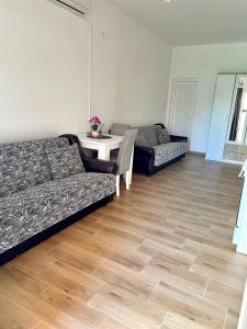 sala de estar con sofá y mesa en Apartman K2 en Kraljevo