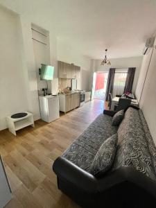 a living room with a couch and a kitchen at Apartman K2 in Kraljevo