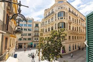 uitzicht op een straat in een stad met gebouwen bij Felix Saenz Apartments! in Málaga