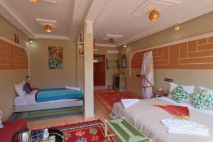 Une grande chambre avec 2 lits et une chambre avec dans l'établissement Riad Dar Omar, à Imlil