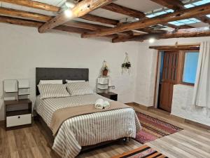 een slaapkamer met een bed met twee handdoeken erop bij KOSKO Casa Hotel in Cuzco