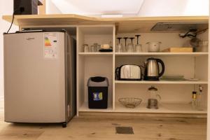 eine Küche mit einem Kühlschrank und einem Regal in der Unterkunft Azcuenaga 2862 by depptö in Martínez
