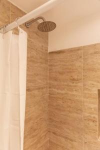 ein Bad mit Dusche und Duschvorhang in der Unterkunft Azcuenaga 2862 by depptö in Martínez