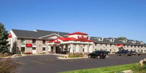 um hotel com carros estacionados num parque de estacionamento em Ramada by Wyndham Wisconsin Dells em Wisconsin Dells