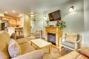 salon z kanapą i kominkiem w obiekcie Icicle Village Resort 401 Aspen Abode w mieście Leavenworth