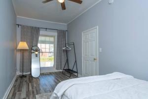 Llit o llits en una habitació de Renovated 3 Bedroom Close To Downtown!