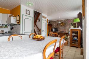 - une cuisine avec une table et un panier de bananes dans l'établissement LES DEUX RIVIERES - Chambres & Table d'Hôtes -, au Faouët