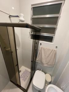 uma pequena casa de banho com WC e chuveiro em Apartamento na Zona Sul Carioca no Rio de Janeiro
