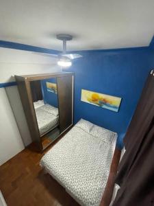 a small room with a mirror and a bunk bed at Apartamento na Zona Sul Carioca in Rio de Janeiro