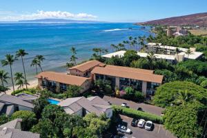 una vista aérea de una casa y del océano en Suite Maui Paradise Condo, en Wailuku