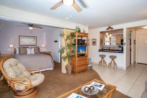 TV a/nebo společenská místnost v ubytování Suite Maui Paradise Condo