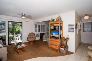 TV a/nebo společenská místnost v ubytování Suite Maui Paradise Condo