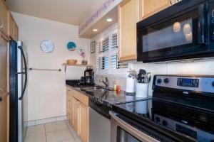 Kuchyň nebo kuchyňský kout v ubytování Suite Maui Paradise Condo