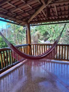 una hamaca en el porche de una casa en Pousada Shangrilá, en Serra do Cipo