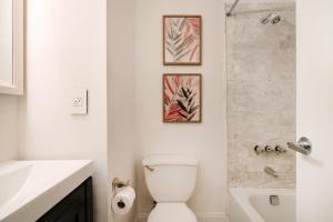 Ένα μπάνιο στο 1288-3RN New Renovated 1 Bedroom in UES