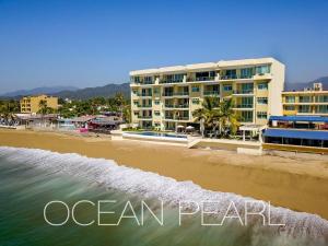 uma vista aérea de uma praia com um hotel em The Ocean Pearl Beachfront Infinity Pool Gym BBQ em Manzanillo