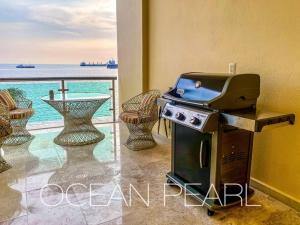 uma cozinha com grelhador e vista para o oceano em The Ocean Pearl Beachfront Infinity Pool Gym BBQ em Manzanillo