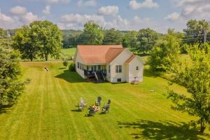 eine Luftansicht eines Hauses mit Stühlen auf einem Feld in der Unterkunft Charming Family Country Lane Cottage 3 min to lake in Dandridge