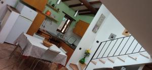 uma vista sobre uma cozinha e uma sala de jantar em Il ponticello em Caprarola