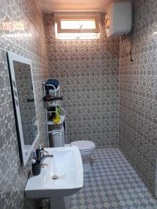 ンブールにあるappartement meublé avec spa jacuzziのバスルーム(洗面台、トイレ付)
