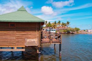 una casa de madera en un muelle en el agua en Gran Altata All Inclusive en Altata