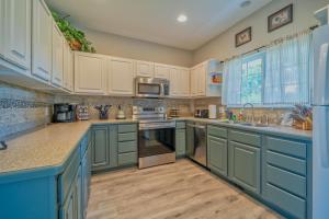 eine Küche mit weißen Schränken und blauen Arbeitsflächen in der Unterkunft Charming Family Country Lane Cottage 3 min to lake in Dandridge