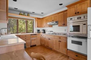 uma cozinha com armários de madeira e electrodomésticos brancos em Oak Ridge at Palisades em Sedona