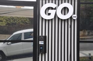 a go sign on the side of a car dealership at Studio no centro in Poços de Caldas