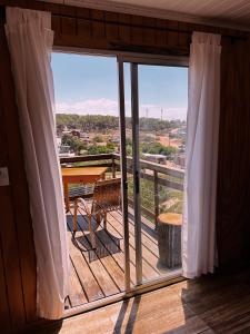 Habitación con balcón con banco y ventana. en ECO.MAR, en Punta del Diablo