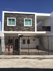 budynek z bramą przed nim w obiekcie Departamentos Villa 112 w mieście Mazatlán