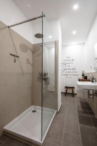 La salle de bains est pourvue d'une douche en verre et d'un lavabo. dans l'établissement Goethe Palais Suite Zauberlehrling 4P l Lift l Parkplatz, à Aue