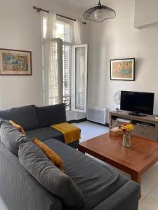 - un salon avec un canapé et une table dans l'établissement Joli T2 refait à neuf, lumineux et accessible, à Marseille