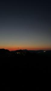 um pôr-do-sol com o céu ao fundo em Locanda 130 em Fonni