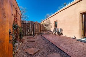 een achtertuin met een hek en een bakstenen patio bij Canyon Getaway- Courtyard, Canyon Rd & Plaza, 1BR in Santa Fe
