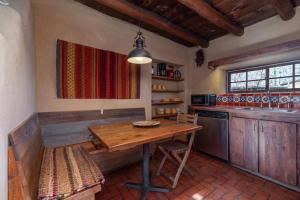een keuken met een houten tafel en een aanrecht bij Canyon Getaway- Courtyard, Canyon Rd & Plaza, 1BR in Santa Fe
