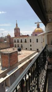 einen Balkon mit Blick auf ein Gebäude in der Unterkunft Casa Lopez Camarena Arandas Jalisco in Arandas