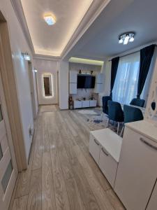 un ampio soggiorno con divano di Apartament Rezidențial a Suceava