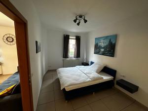 a small bedroom with a bed and a window at Giulia Ferienwohnung - Zentral in Tuttlingen